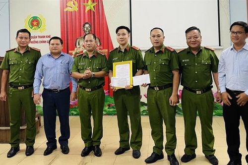 Công an phường lập công
