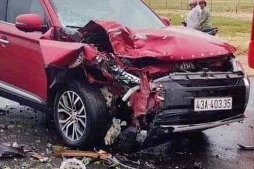 Va chạm trực diện với ô tô, nam thanh niên văng khỏi đường 5 mét, tử vong