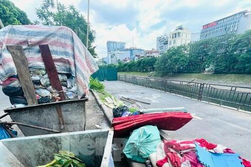 Đường đi bộ ven sông Tô Lịch thành nơi đổ rác, bán trà đá