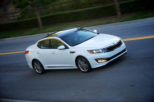 Kia thu hồi hơn 250.000 chiếc Optima Sedan vì sự cố bung tấm trần xe