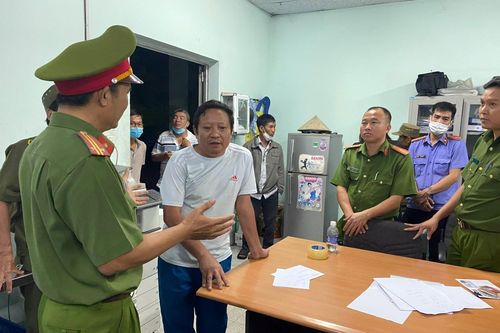 Khám xét một công ty xử lý môi trường nghi buôn bán hàng cấm