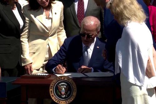 Tổng thống Biden chính thức ký thông qua Đạo luật 'Khoa học và Chip' nhằm cạnh tranh với Trung Quốc