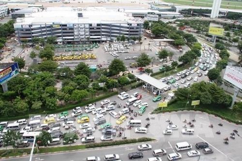 Yêu cầu xử lý việc xe tăng giá, ép khách tại sân bay Tân Sơn Nhất