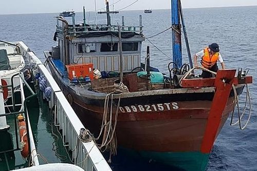 Cứu hộ thành công 2 tàu cá gặp nạn trên biển