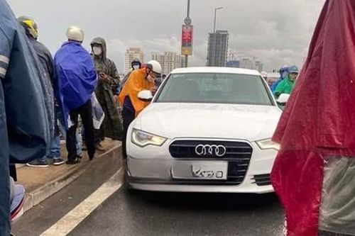 Nghi vấn người đàn ông bỏ lại xe Audi A6 trên cầu Nhật Tân rồi tự tử?