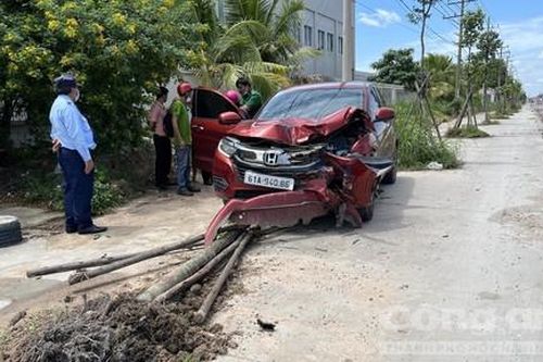 Tài xế ôtô có biểu hiện bất thường, tự gây tai nạn làm đầu xe nát bươm