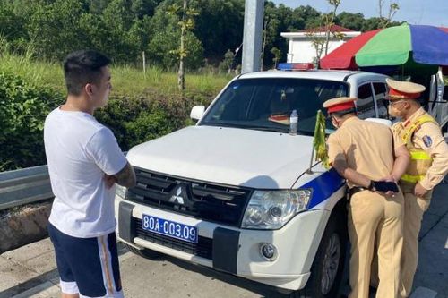 Bị giữ giấy phép lái xe, nam tài xế vẫn cầm lái, sử dụng ma túy