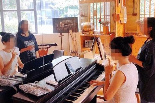 Khi dân công sở đua nhau đi học… hát karaoke