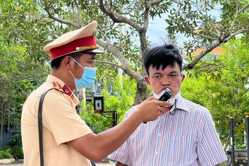 Đi ăn sáng với bạn, bị Cảnh sát giao thông 'thổi cồn' vi phạm vượt mức kịch khung
