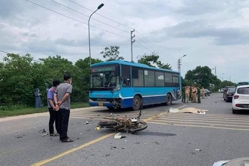 Hai thanh niên tử vong trên Quốc lộ 32 sau khi va chạm với xe buýt