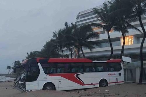 Tai nạn hy hữu xe chở du khách lao xuống bãi biển Phú Quốc