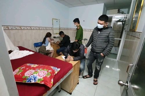 Đắk Lắk: Bốn cô gái trong tiệm mát xa đang 'tới bến' cùng khách làng chơi
