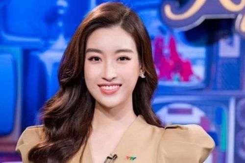 Hoa hậu Đỗ Mỹ Linh chọn phong cách công sở khi làm MC thể thao truyền hình