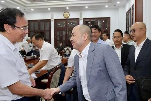 Bí thư Thành ủy TPHCM Nguyễn Văn Nên 'tiếp lửa' cho hai đội bóng thành phố