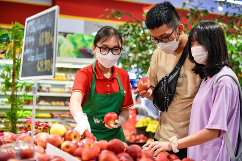 Bị hàng ngoại đánh bật, trái cây Việt dạt trôi ra vỉa hè, đi bán rong