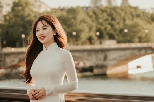 Đưa con gái du lịch Paris, 8x Hà Nội gây sốt với bộ ảnh áo dài 'như chưa 18'