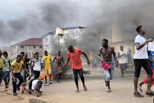 Biểu tình bạo lực gia tăng, Sierra Leone áp đặt giới nghiêm toàn quốc