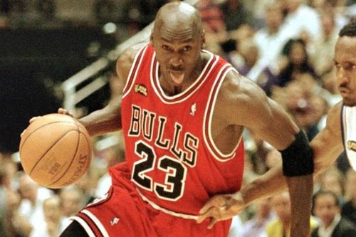Đấu giá chiếc áo thi đấu của huyền thoại bóng rổ Michael Jordan với giá triệu USD