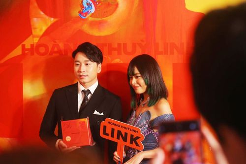 Karik 'trốn' Miu Lê 'hẹn hò' Hoàng Thùy Linh, còn công khai tình bể bình thế này đây!