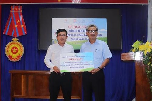 Trao tặng 200 bộ sách giáo khoa cho học sinh có hoàn cảnh khó khăn