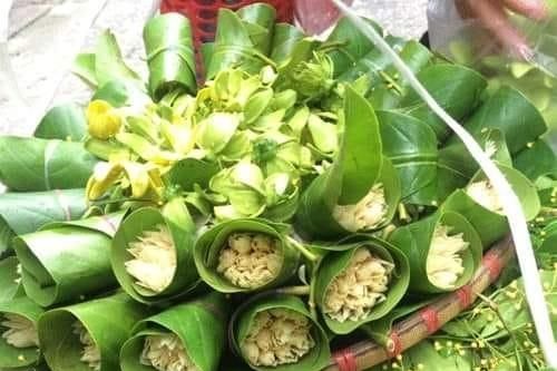 Nhớ đĩa hoa cúng rằm của bà