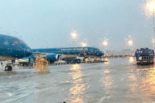 Hàng loạt chuyến bay bị lùi, hủy do ảnh hưởng của bão 2