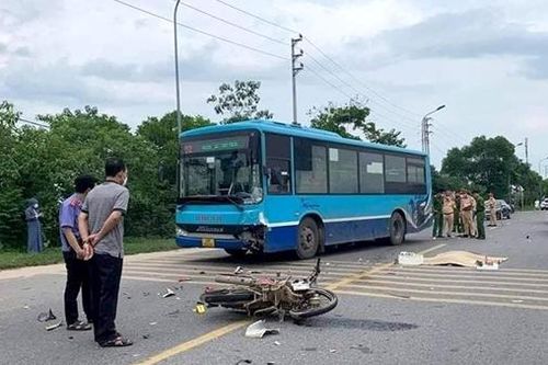 2 thanh niên đi xe máy tử vong sau va chạm với xe buýt