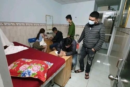 Ập vào nhà nghỉ, bắt quả tang 4 đôi đang mua bán dâm