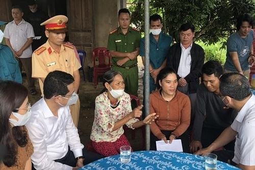Thăm hỏi, hỗ trợ gia đình các nạn nhân trong vụ TNGT nghiêm trọng ở Huế