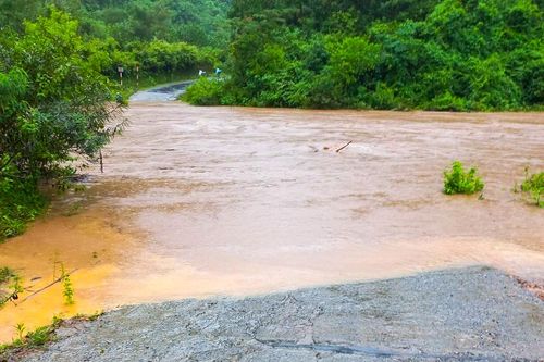 Cặp vợ chồng ở Hòa Bình bị lũ cuốn trôi khi đi qua suối