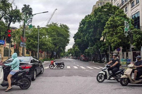 Điều tra nghi án người phụ nữ bị bạn trai dùng dao đâm chết trên phố ở Hà Nội