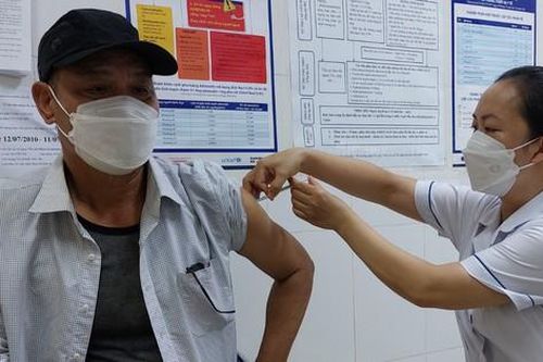 Người dân đổ xô đi tiêm, vaccine cúm A khan hiếm