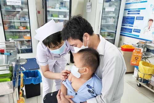 Vaccine ngừa cúm A khan hiếm do người dân đổ xô đi tiêm