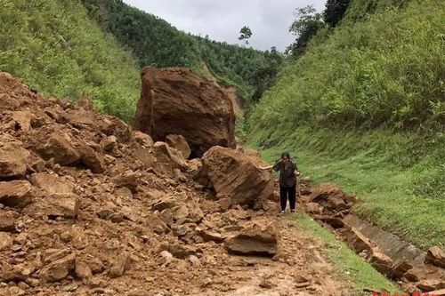 Một cháu nhỏ bị lũ cuốn trôi khi đi qua đập tràn tại Tuyên Quang