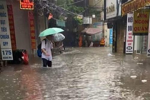 Hà Nội mưa gây ngập, úng nhiều tuyến phố