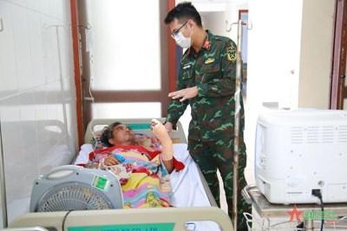 Trung tâm Y tế thị trấn Trường Sa cấp cứu ngư dân