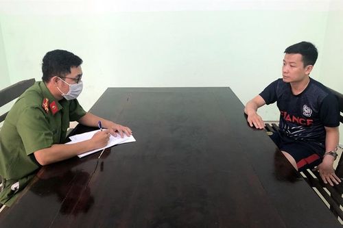 'Siêu cầu thủ' ra sân đá... đồ!