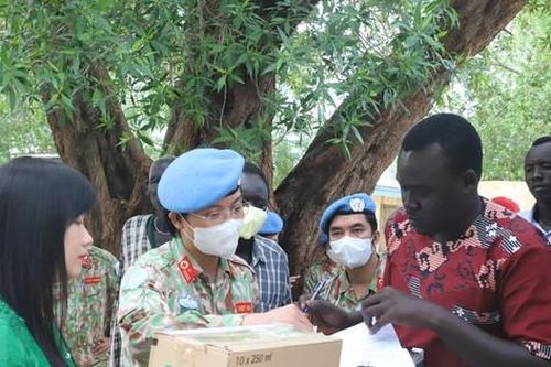 Khám và tặng thuốc chữa bệnh thiết yếu cho dân nghèo tại Nam Sudan