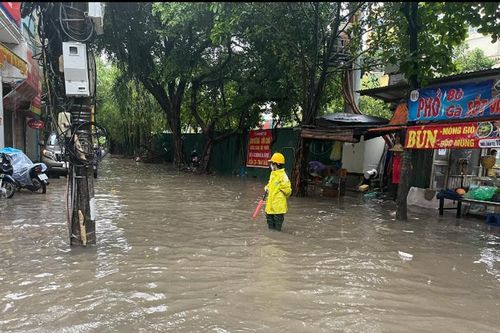 Mưa lớn trong đêm, nhiều tuyến phố Hà Nội biến thành sông