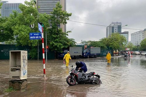 Hà Nội: Đường Dương Đình Nghệ ngập sâu, nhiều xe chết máy