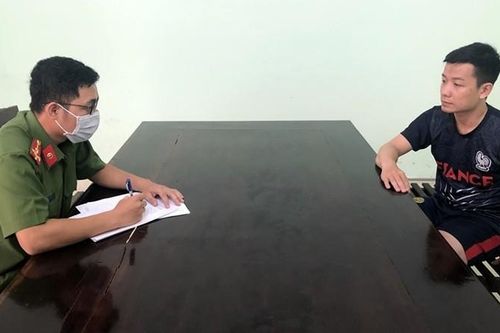 Giả làm cổ động viên, trà trộn vào sân bóng để trộm đồ
