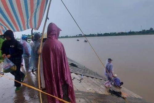 Tìm thấy thi thể 1 bé gái trong vụ 4 người mất tích trên sông