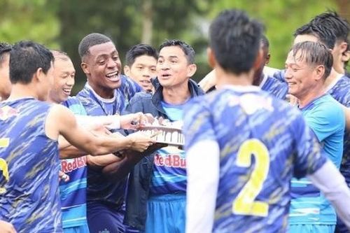HLV Kiatisuk cầu bình an và may mắn trong ngày sinh nhật
