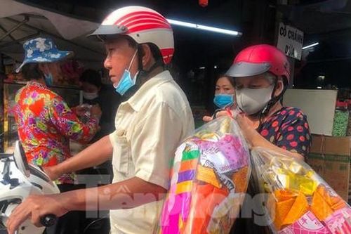 TPHCM: Nhộn nhịp mua vàng mã, đồ chay từ sáng sớm