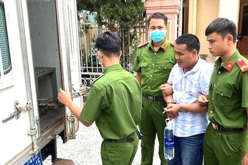 Bắt đối tượng nhiều lần ném chai lọ thủy tinh ra đường, đốt xe máy nơi công cộng