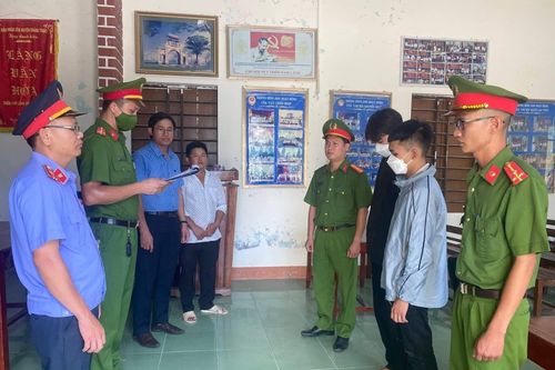 Sau tổng kết cuối cấp, hai nhóm học sinh hỗn chiến trong quán karaoke
