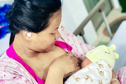 Xôn xao chuyện mẹ cho con bú đến 9 tuổi và lời khuyên của bác sĩ