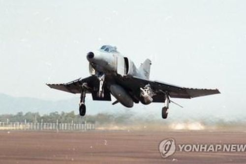 Máy bay chiến đấu F-4E của Hàn Quốc lao xuống biển Hoàng Hải