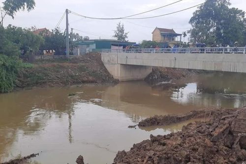 Tìm thấy thi thể bé trai 2 tuổi rơi xuống kênh Nhà Lê