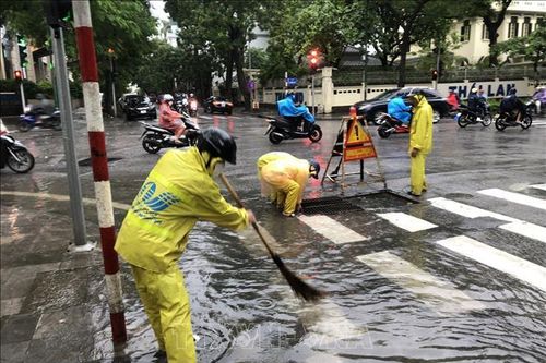 Hà Nội: Mưa lớn gây ngập nặng nhiều tuyến phố